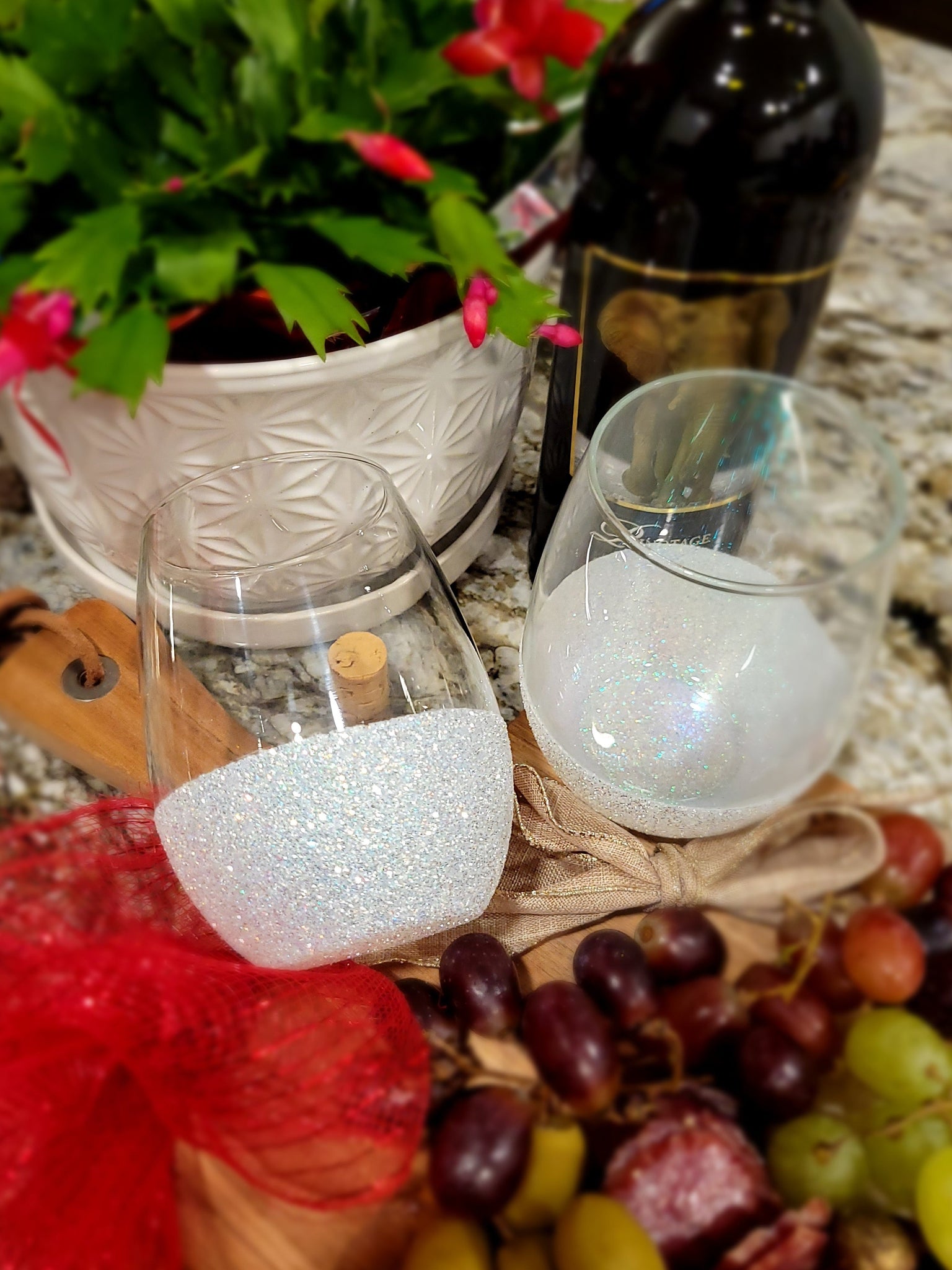 Snow White - 21 Oz. Handmade Glitter Dipped Wine Glass (single)